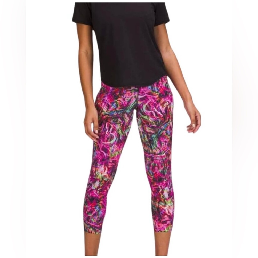 🧘🏻‍♀️ NWT Lululemon Base Pace HE Tight 25” in fun abstract floral like pattern